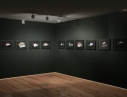 Vue partielle de l\'exposition \'\'GRAPHIE DU DEPLACEMENT\'\' de Mathias Poisson. Photographies Mathieu HAREL-VIVIER (www.mathieuhv.fr)