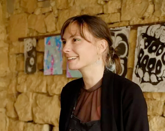 Portrait de Léna Besse en résidence d'artiste au PHAKT à Rennes pour les projets écoles