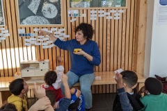 Activité de médiation avec les enfants et Camille du PHAKT Centre Culturel Colombier