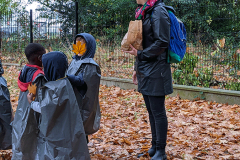 Activité scolaire avec les enfants et Gwenn Merel