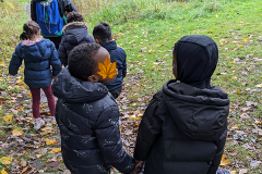 Activité scolaire avec les enfants et Gwenn Merel